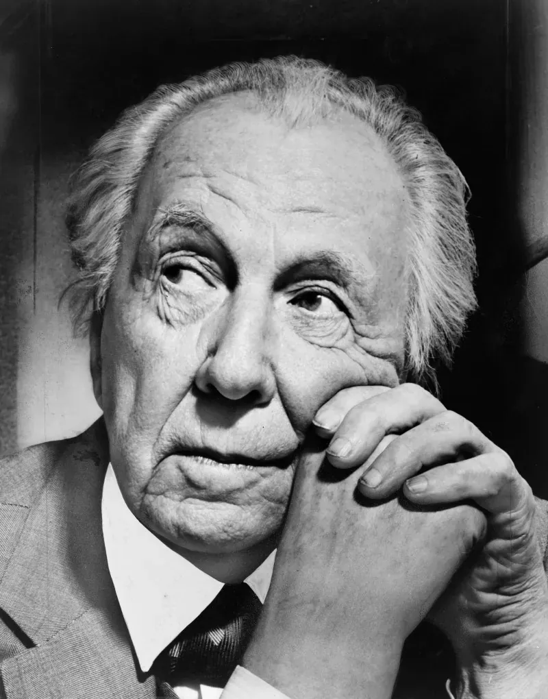 Kiến trúc sư huyền thoại Frank Lloyd Wright, người được mệnh danh là “cha đẻ của kiến trúc hiện đại Mỹ”, được mời đến Tokyo để thiết kế tòa nhà mới cho khách sạn Imperial
