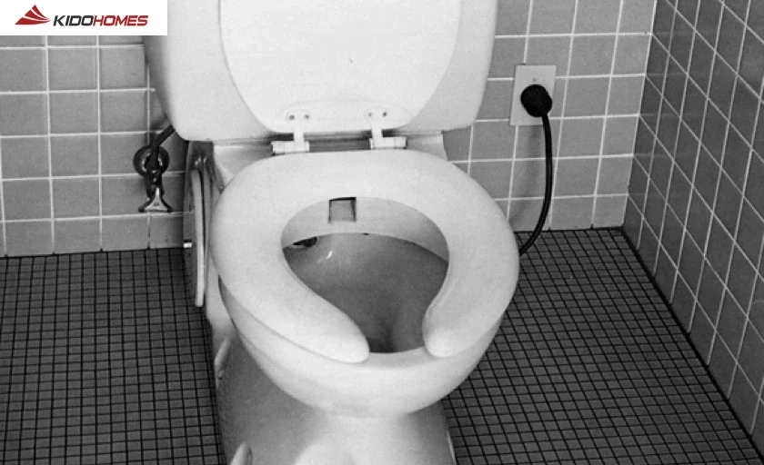 Bàn cầu có chức năng xịt rửa đầu tiên của INAX mang tên Sanitarina F1