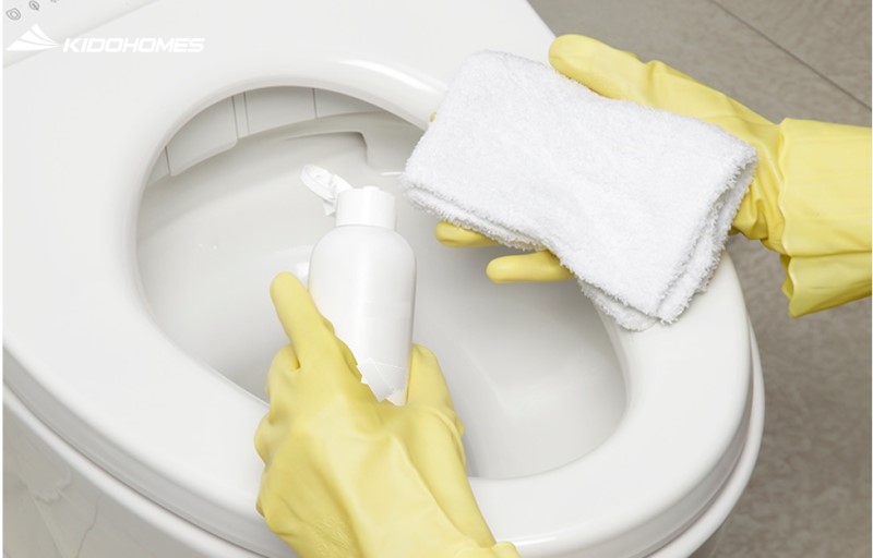 Bảo dưỡng thiết bị INAX: vệ sinh hàng tuần bằng dung dịch trung tính