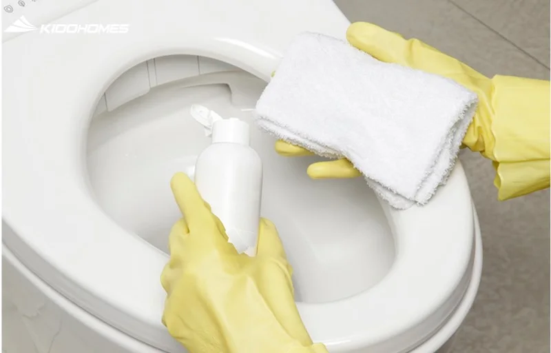 Bảo dưỡng thiết bị INAX: vệ sinh hàng tuần bằng dung dịch trung tính