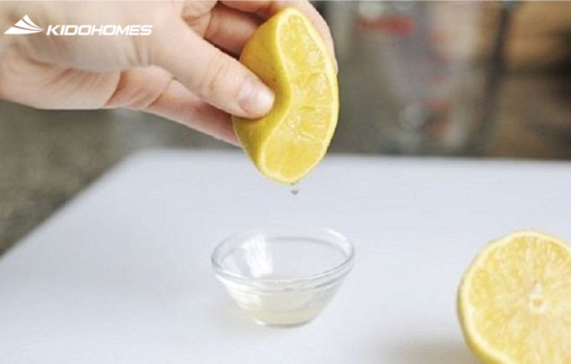 Sử dụng chanh tươi cho vết ố nhẹ và khử mùi