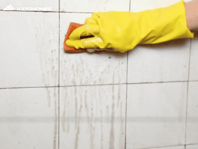 Để đạt kết quả tốt nhất và bảo vệ bề mặt, luôn kiểm tra chất liệu tường trước: gạch men chịu axit tốt hơn đá tự nhiên hoặc sơn