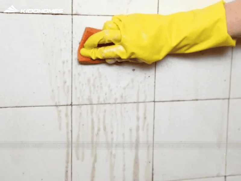 Để đạt kết quả tốt nhất và bảo vệ bề mặt, luôn kiểm tra chất liệu tường trước: gạch men chịu axit tốt hơn đá tự nhiên hoặc sơn