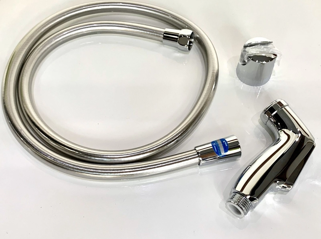 Dây vòi dài khoảng 1-1.5 mét, đủ để bạn ngồi thoải mái mà không bị căng