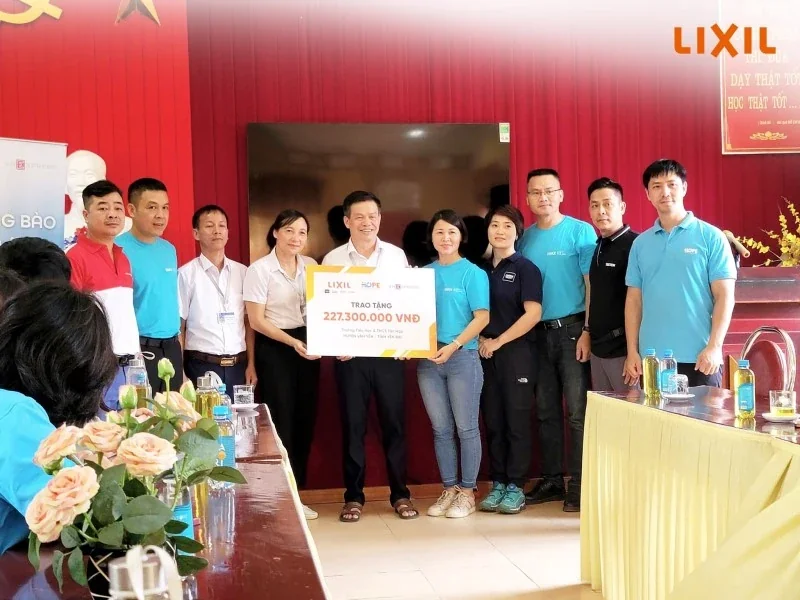 Inax Lixil chung tay đưa trẻ em Yên Bái trở lại trường sau lũ - Hành trình cùng vững bước tương lai 2 Công đoàn, Công ty LIXIL Việt Nam cùng Quỹ Hy Vọng trực tiếp trao tặng tài trợ tại điểm trường TH - THCS Tân Hợp, huyện Văn Yên, tỉnh Yên Bái chiều ngày 24/9/2024.