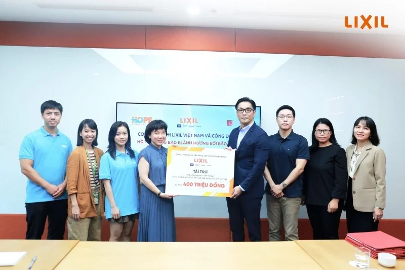 Ông Katsuaki Uchidate - Tổng Giám đốc LIXIL Việt Nam trao tặng 400 triệu đến Quỹ Hy Vọng, giúp tái thiết 4 trường học tại huyện Văn Yên và Lục Yên, tỉnh Yên Bái Ông Katsuaki Uchidate - Tổng Giám đốc LIXIL Việt Nam trao tặng 400 triệu đến Quỹ Hy Vọng, giúp tái thiết 4 trường học tại huyện Văn Yên và Lục Yên, tỉnh Yên Bái