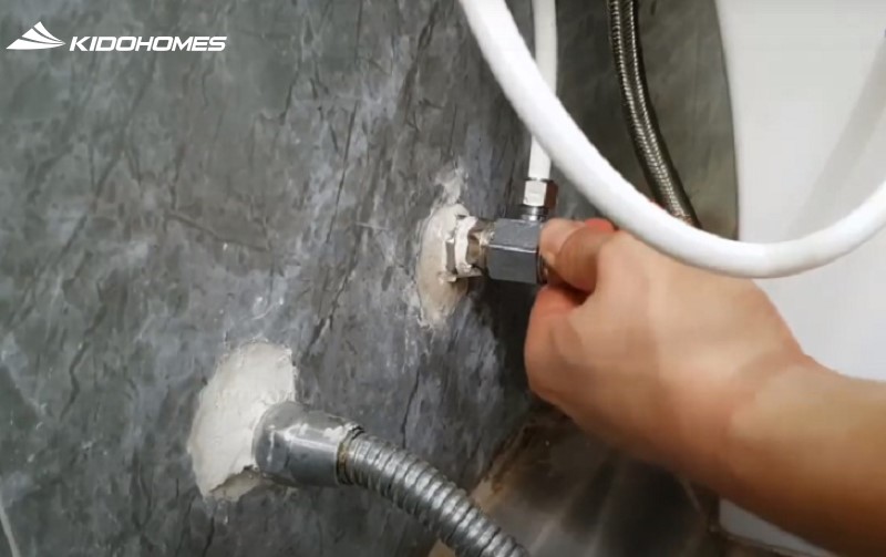 Lắp vòi xịt vệ sinh: kết nối nước