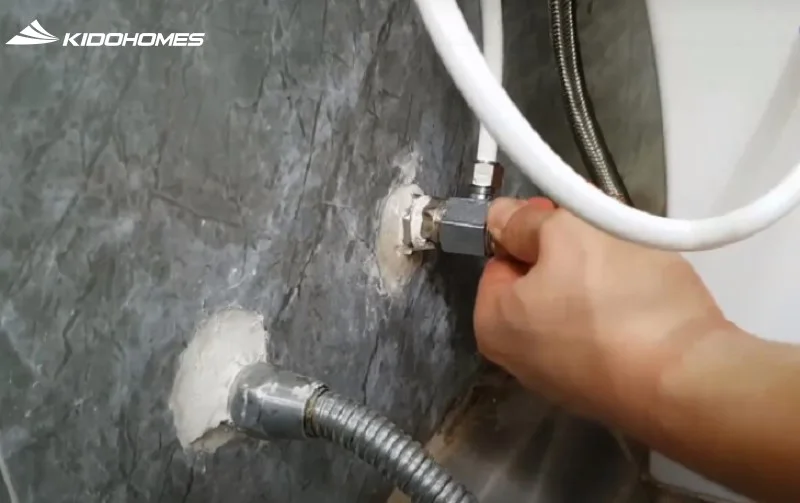 Lắp vòi xịt vệ sinh: kết nối nước