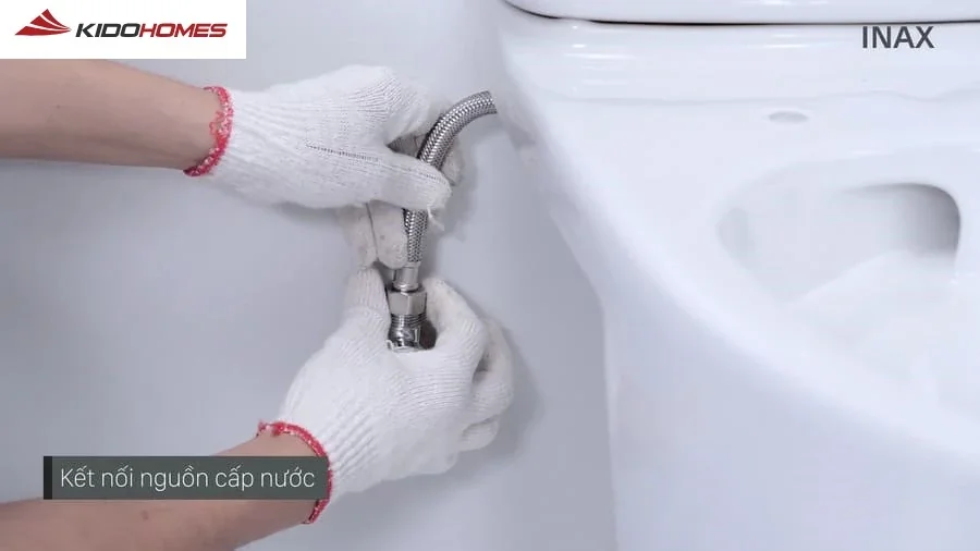 Hướng dẫn lắp đặt bồn cầu Inax: Kết nối đường ống cấp nước và căn chỉnh hoàn thiện