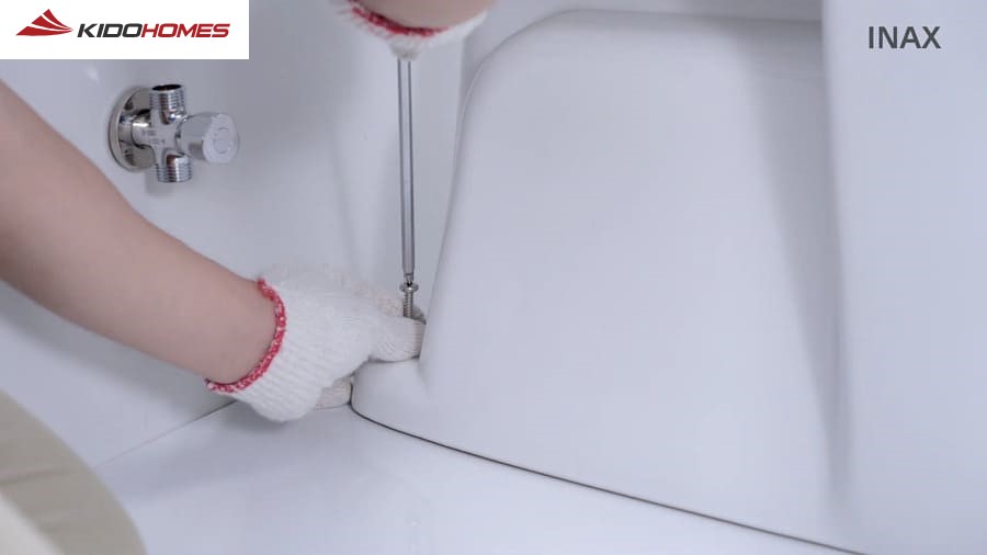 Hướng dẫn lắp đặt bồn cầu Inax: Đặt bồn cầu lên vị trí đánh dấu và bắt vít cố định