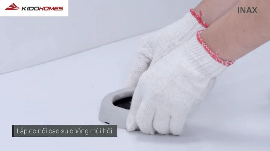 Hướng dẫn lắp đặt bồn cầu Inax: Lắp đặt đệm cao su thoát sàn