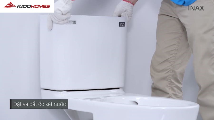Hướng dẫn lắp đặt bồn cầu Inax: Lắp két nước bồn cầu