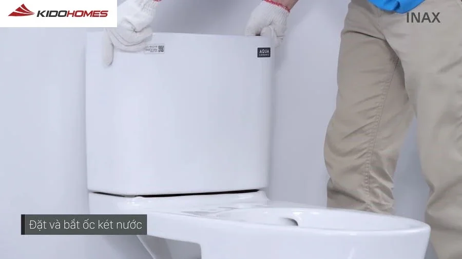 Hướng dẫn lắp đặt bồn cầu Inax: Lắp két nước bồn cầu