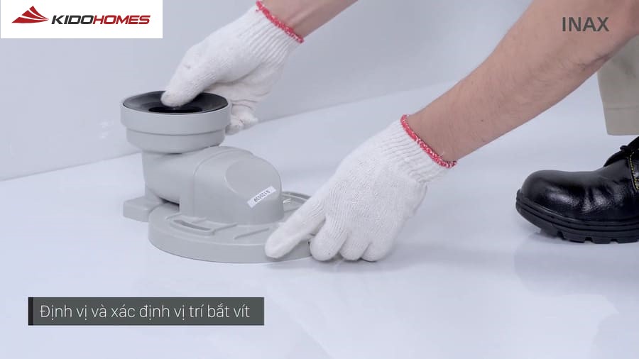 Hướng dẫn lắp đặt bồn cầu Inax: Xác định vị trí lắp đặt đường ống nước thải