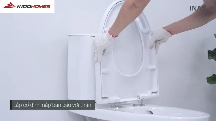 Hướng dẫn lắp đặt bồn cầu Inax: Lắp nắp ngồi bồn cầu