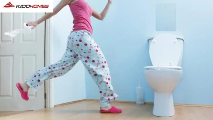 Không ngồi trực tiếp lên bồn cầu để phòng ngừa bệnh phụ khoa