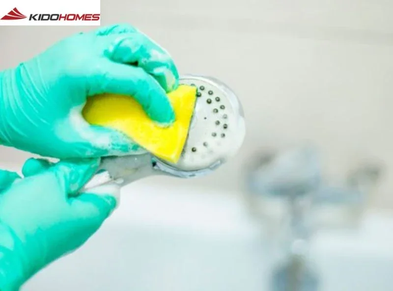 Hướng dẫn vệ sinh sen tắm Inax đúng cách để kéo dài tuổi thọ 5 Làm sạch bề mặt sen và thân sen