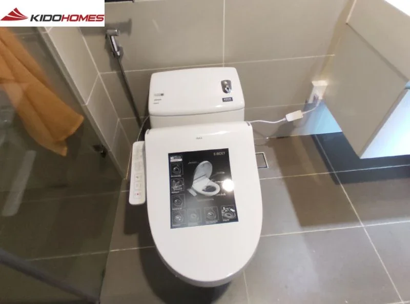 Công trình thi công INAX: Lắp đặt bồn cầu INAX AC-1008R và nắp rửa điện tử CW-H18VN tại gia đình chị Hà 1 Lắp đặt bồn cầu INAX AC-1008R và nắp rửa điện tử CW-H18VN