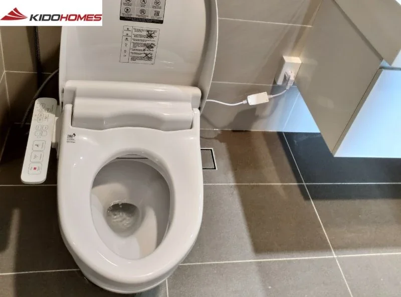 Công trình thi công INAX: Lắp đặt bồn cầu INAX AC-1008R và nắp rửa điện tử CW-H18VN tại gia đình chị Hà 3 Lắp đặt bồn cầu INAX AC-1008R và nắp rửa điện tử CW-H18VN