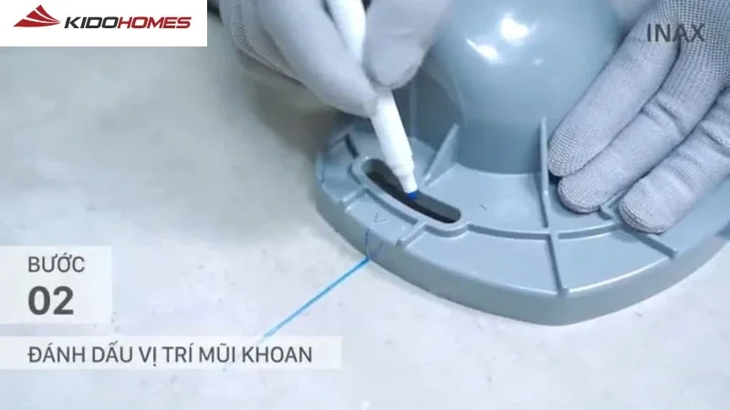 Cách lắp đặt bồn cầu thông minh Inax: xác định vị trí mũi khoan