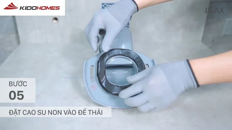 Lắp đặt đế thải và ống thoát của bồn cầu thông minh
