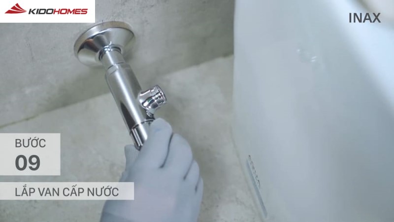 Lắp đặt ống cấp nước và van khóa của bồn cầu thông minh Lắp đặt ống cấp nước và van khóa của bồn cầu thông minh