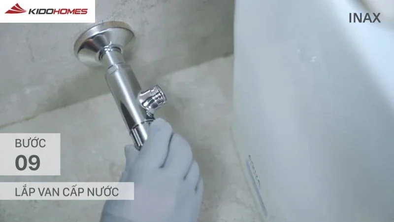 Lắp đặt ống cấp nước và van khóa của bồn cầu thông minh