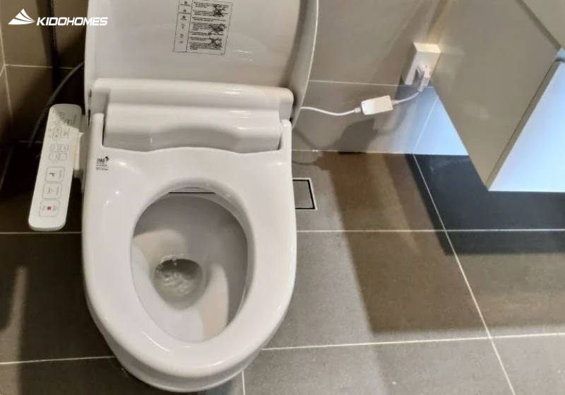 Việc lắp đặt 1 thiết bị hiện đại như nắp rửa điện tử vào bồn cầu cũ cần có hệ thống ổ điện, độ tương thích cao...