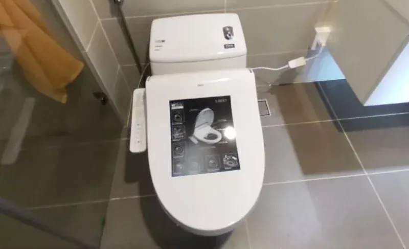 Có nên lắp nắp rửa điện tử Inax cho bồn tắm cũ hay không phụ thuộc vào tương thích, nhu cầu và ngân sách