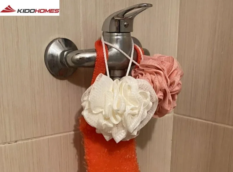 Những thứ khiến phòng tắm trông bừa bộn 9 Bông tắm treo trên vòi nước