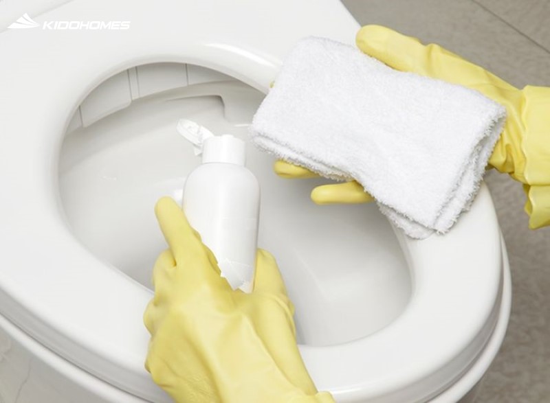 Kết hợp làm sạch đúng cách và chăm sóc lâu dài sẽ giúp nắp bồn cầu luôn trắng sáng