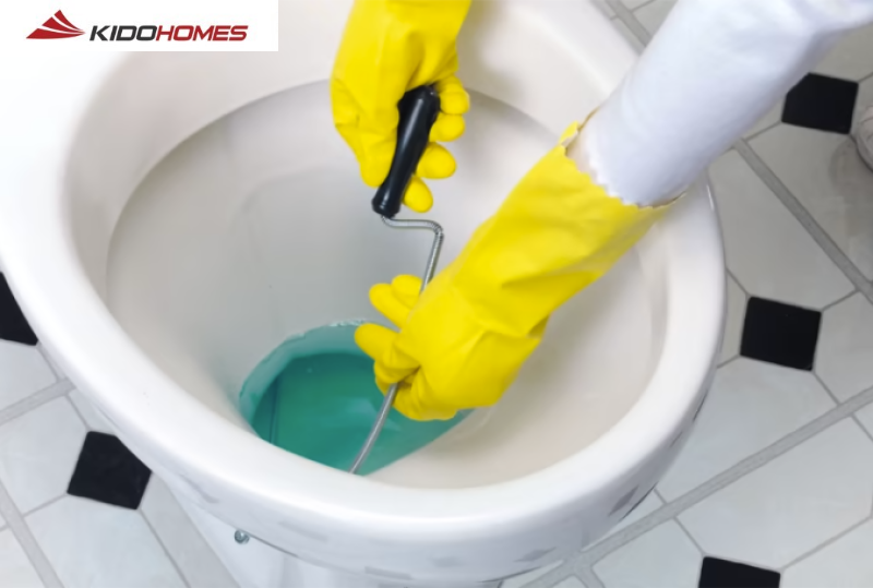 Cách thông tắc bồn cầu Inax bằng nước nóng hiệu quả 1 Thông tắc bồn cầu Inax bằng nước nóng: lấy dị vật bằng móc áo