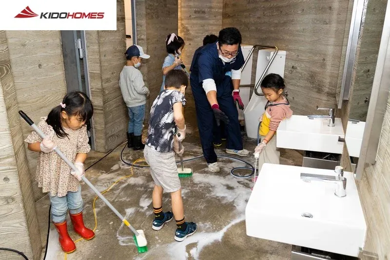 Trẻ em Nhật được dạy về sự sạch sẽ từ rất sớm Trẻ em Nhật được dạy về sự sạch sẽ từ rất sớm