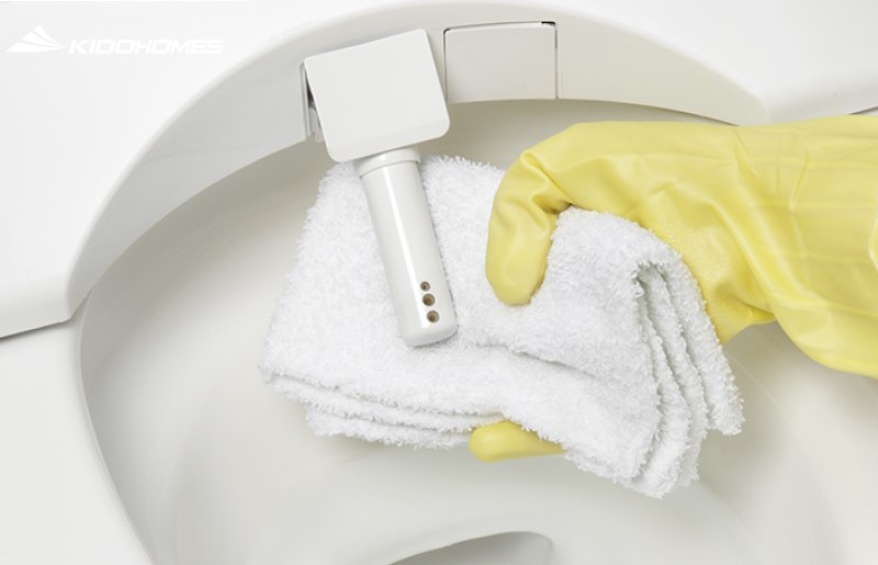 Cách vệ sinh vòi xịt rửa và đầu phun của bồn cầu thông minh