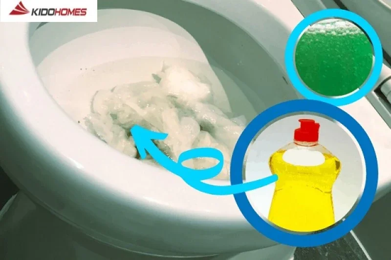 Xử lý bồn cầu Inax bị nghẹt bằng nước nóng và nước rửa chén